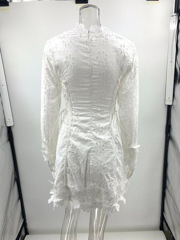 Abito Corto in Pizzo con Scollo a V e Maniche Lunghe - Elegante