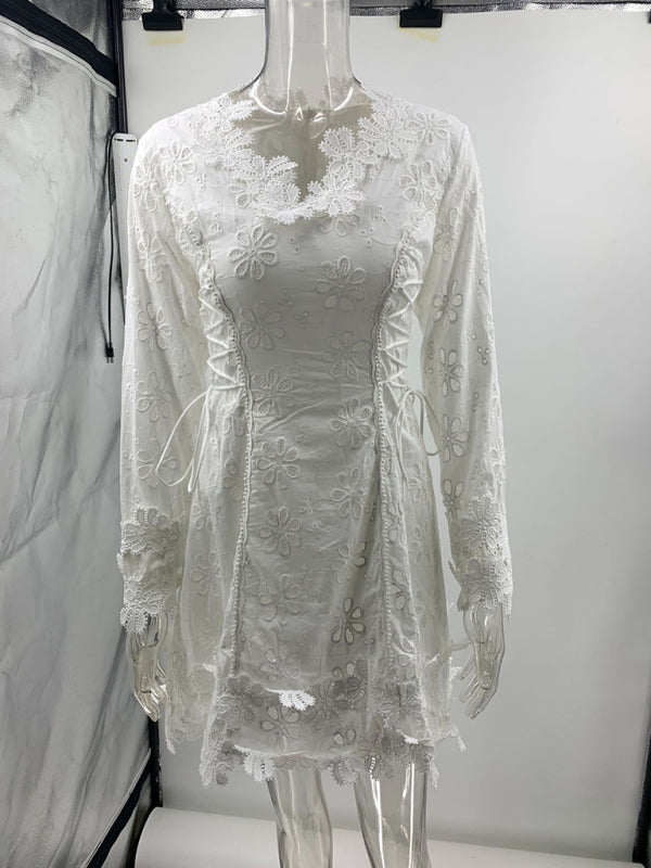 Abito Corto in Pizzo con Scollo a V e Maniche Lunghe - Elegante